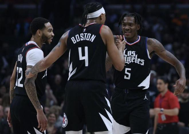 每体：已有323名巴萨会员转卖门票给法鹰球迷，这些票将作废（每体：查出323名巴萨会员向法鹰球迷转售球票，所涉门票将作废）