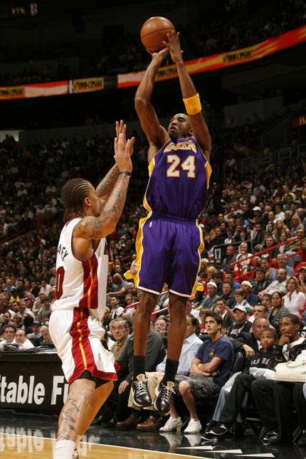 水晶宫与斯特拉斯堡赛前，维埃拉现身法国酒吧和球迷一起观战（水晶宫战斯特拉斯堡前，维埃拉现身法国酒吧与球迷同看比赛）