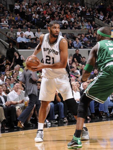 杨瀚森下半场防守端和篮板球卡位意识都有提升 期待更好表现！（下半场杨瀚森防守与篮板卡位意识明显提升，期待更出色发挥！）